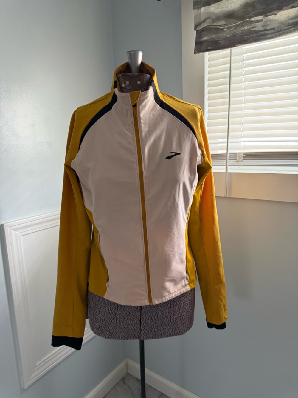 Brooks Run Lightweight Yellow & Cream Jacket Small